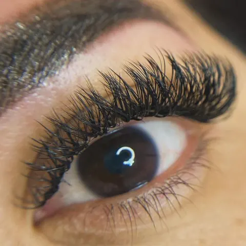 Extensiones de pestañas de volumen en negro, primer plano