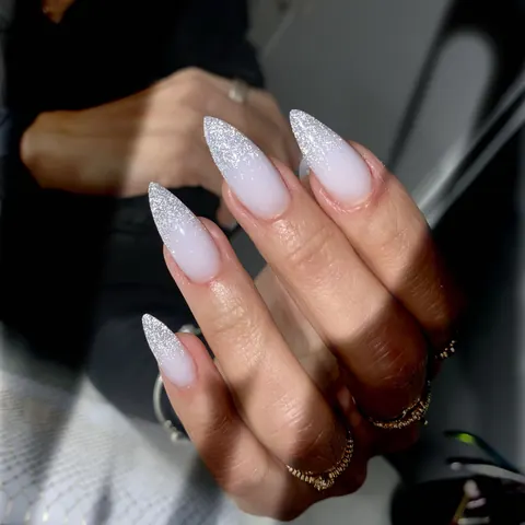 Uñas esculpidas en almendra con efecto baby boomer y brillo