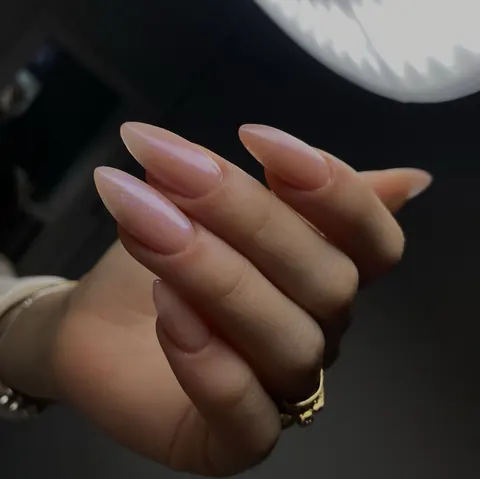 Uñas nude en forma de almendra con acabado natural