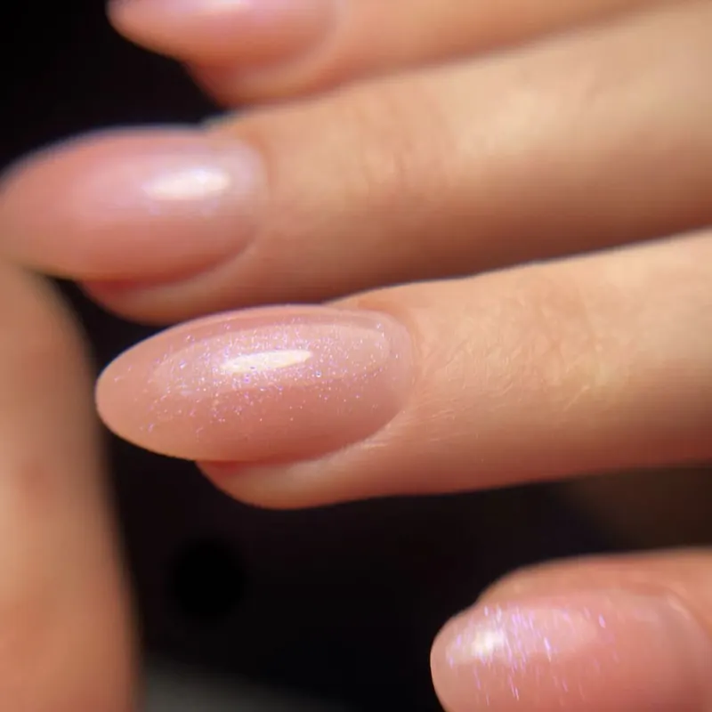 Manicura en tono nude con brillo natural